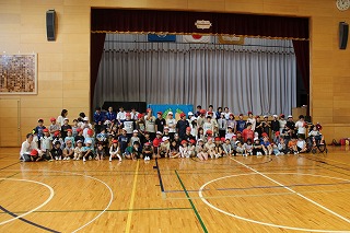 屋内, スポーツゲーム, スポーツ, 民衆 が含まれている画像

AI 生成コンテンツは誤りを含む可能性があります。